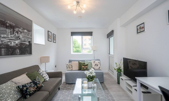 Somers Town Apartment | Pass the Keys | 3BR Gem near Soho & Euston | Balcony & Charm