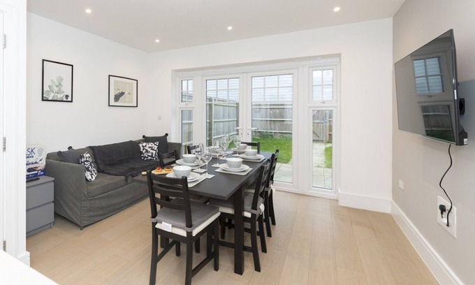 Reading House | Pass the Keys | 4Bedroom Minimalist and Spacious Semi-detached House