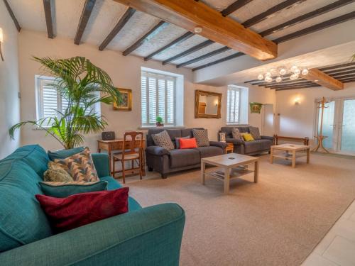 Giltbrook House | Pass The Keys Amazing Guest Cottage in Nottingham with Parking!