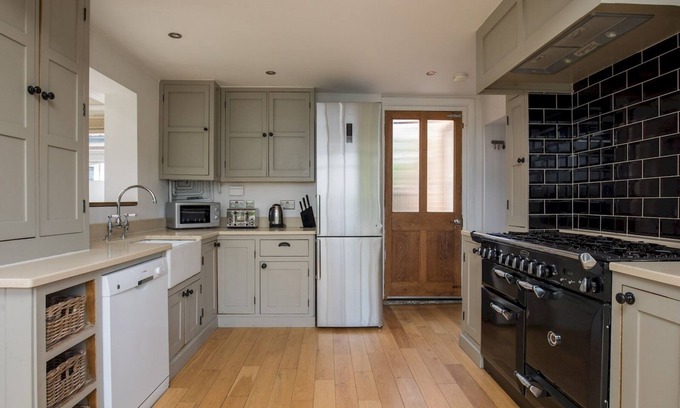 Fifield House | Pass the Keys | Brambles Spacious Home Sleeps 8 Legoland Windsor in 5mins