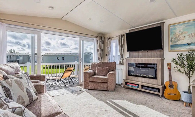 Chichester House | Pass the Keys | Charming Chalet at Lakeside Park