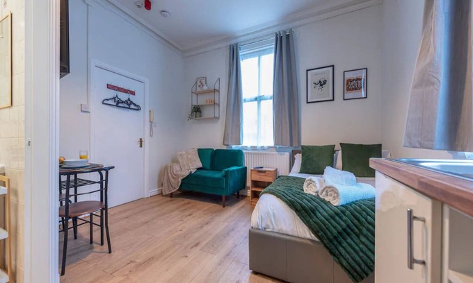 Wolverhampton Apartment | Pass the Keys | Cosy Studio With Private Parking