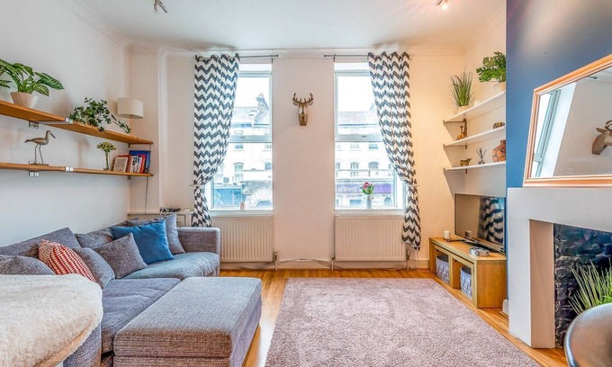 Balham Apartment | Pass the Keys | Cozy Balcony Flat 1-Min to Balham Tube