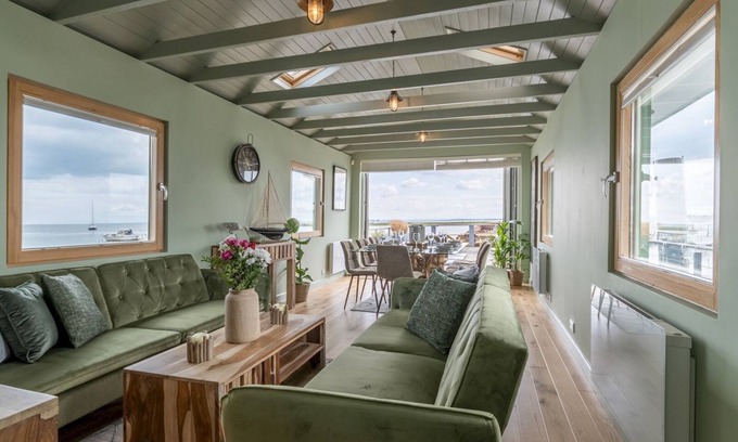 Leigh-on-Sea House | Pass the Keys | The Pontoon!