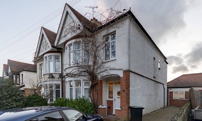 Southend-on-Sea House | Pass the Keys |Large 4 bedroom house near Southend