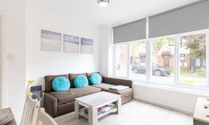 Southend-on-Sea Apartment | Pass the Keys | Seaside 2-Bedroom Flat | Parking | Sleeps 6