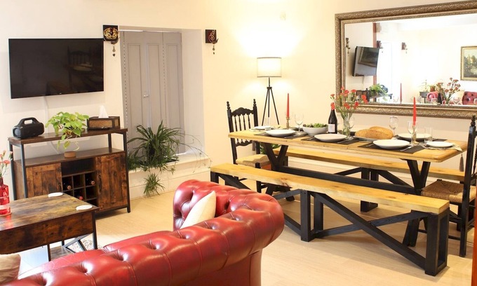 Llandovery Apartment | Pass the Keys | Heart of Llandovery Large 4BR Apartment For 9
