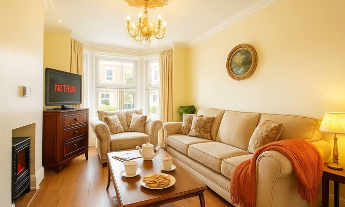 West Bridgford House | Pass the Keys | Modern Home near Trent Bridge|Notts County FC