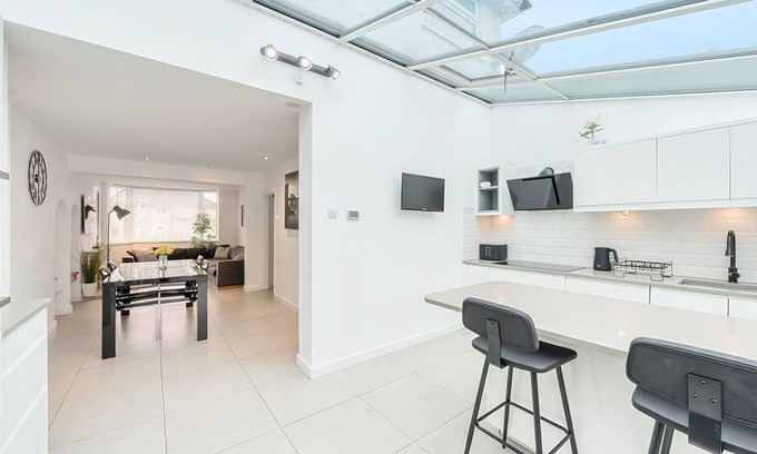Oxford House | Pass the Keys | Modern 4 Bed inc. Garden Room & Parking - Oxford