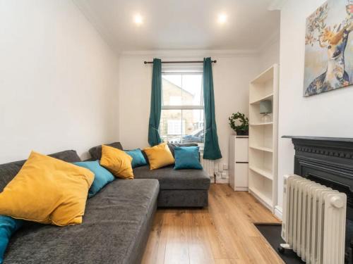 Surbiton House | Pass the Keys Modernised family-friendly cottage