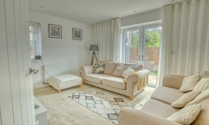 Lincoln House | Pass the Keys | Motherby 1 · Central House with a Garde