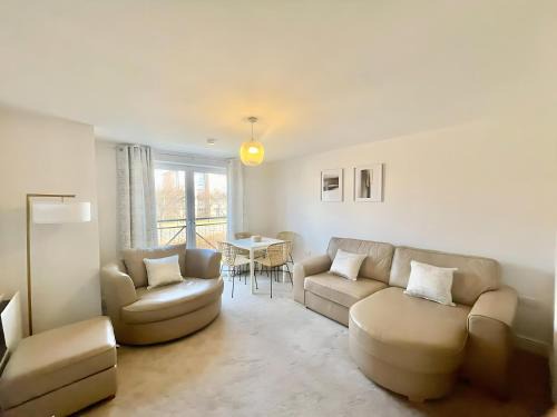Renfrew Apartment | Pass the Keys Next to Braehead - Free Parking