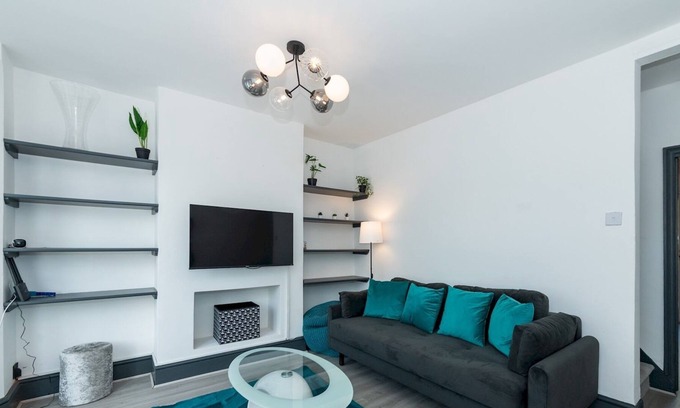 Reading House | Pass the Keys | Renovated Victorian Terrace near Reading Station