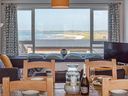 Rhosneigr Apartment | Pass the Keys Sea View Apartment in centre of Rhosneigr
