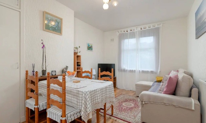 Ellemford House | Pass the Keys | Spacious Murrayfield Flat