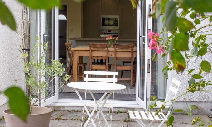 Pentrefelin House | Pass the Keys | Spacious family home close to Llandeilo