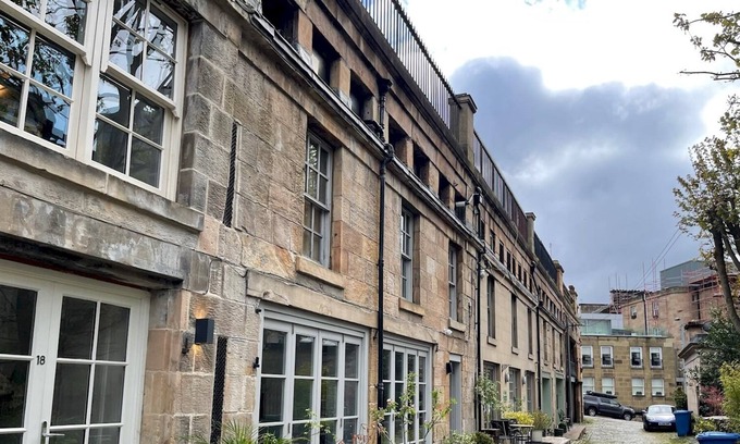 Kelvinbridge House | Pass the Keys | Stunning West End 1 Bed Mews House with Patio