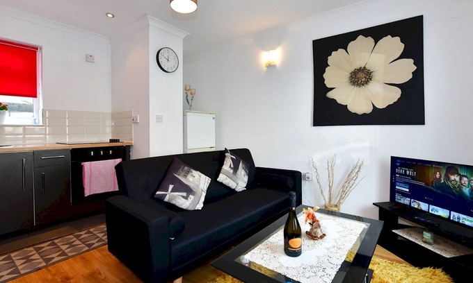 Grangetown House | Pass the Keys | Stylish House with Great location in Canton