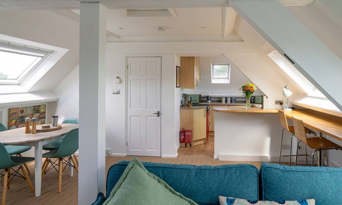 Avening Apartment | Pass the Keys | Tranquil & cosy apartment in centre of Avening