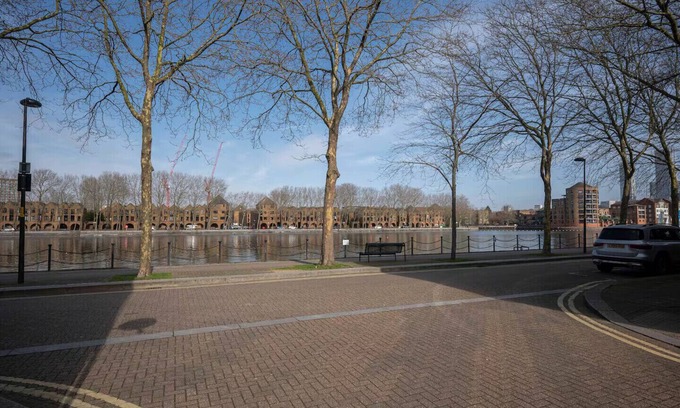 Rotherhithe House | Pass the keys | Waterside house w/Central London links and parking
