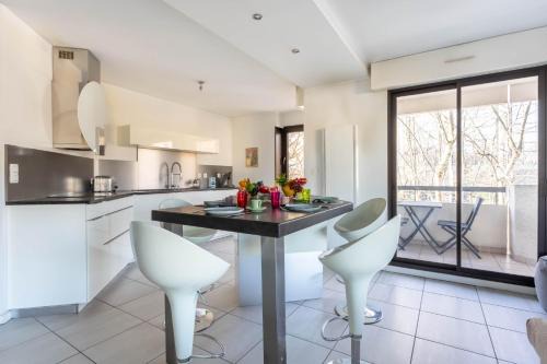 Chamalieres Apartment | Passerelle - Appart centre-ville balcon & garage
