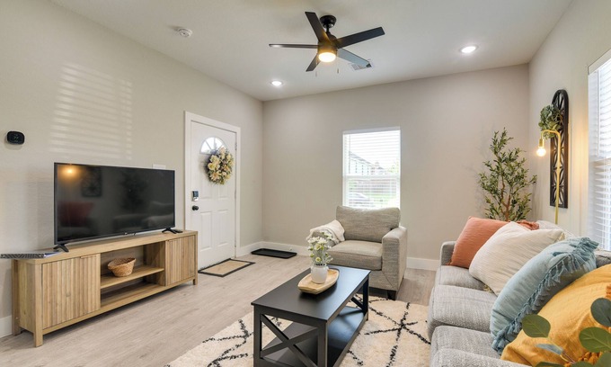 Northeast Houston Apartment | Patio & Fenced Yard: Home Close to Dtwn Houston!