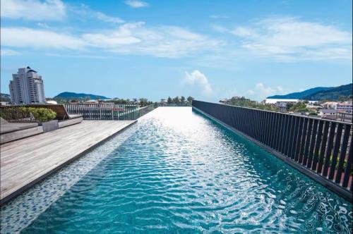 Patong Apartment | Patong rooftop Pool luxury Condo with Bathtub and sofa bed big balcony