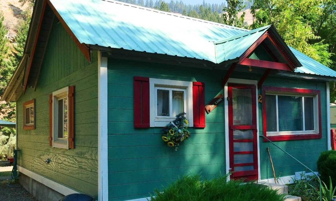 New Meadows Cabin | Peace by the river. Cozy cabin right next to the Little Salmon River