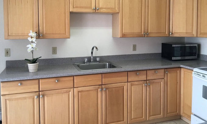 Manoa House | Peace House -Next to UH Manoa New renovation, Free parking, Laundry available