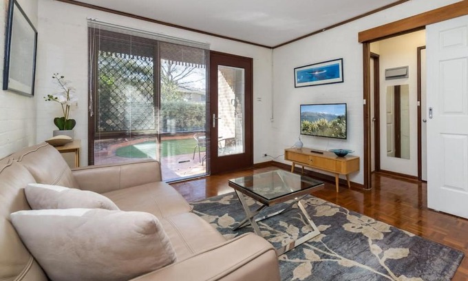 Braddon Apartment | Peaceful 1-Bed by City Centre with Secure Parking