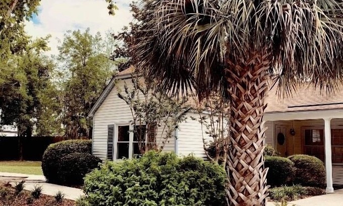 Mount Pleasant House | Peaceful 3 BR Cottage halfway between sandy beaches and historic Charleston