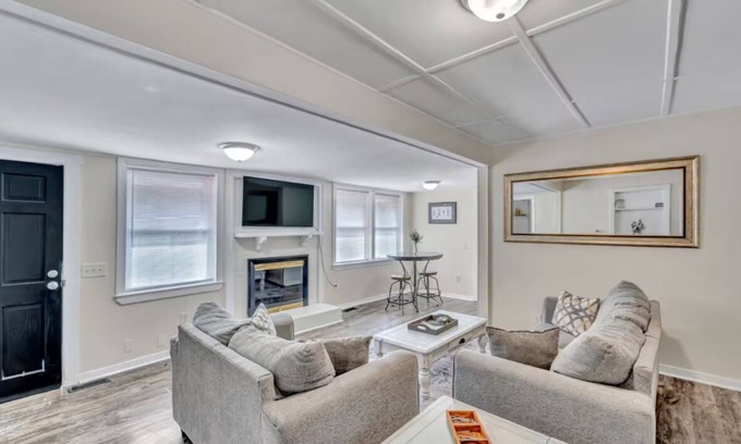 Raleigh House | Peaceful 3BR Farmhouse Dog-Friendly Yard & Near Downtown Raleigh
