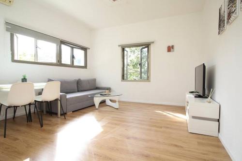 Tel Aviv Apartment | Peaceful Apartment Next To Gordon Beach By Vacay