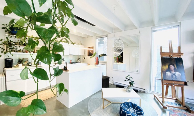 Chinatown Condo | Peaceful Artists Garden Loft in the heart of Vancouver Chinatown. Pet-Friendly!