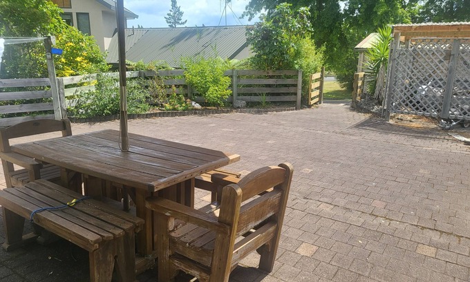 Kinloch House | Peaceful bach close to the lake, in the heart of Kinloch