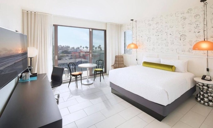 Venice Hotel | Peaceful Balcony Retreat in Venice | Free Breakfast | Rooftop Lounge