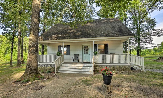 Broken Bow House | Peaceful Broken Bow Cottage with Fire Pit!