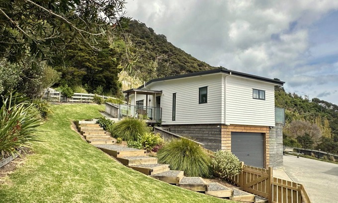 Whangarei Heads House | Peaceful Coastal Retreat with Ocean Views & Mountain Backdrop - Home from Home!