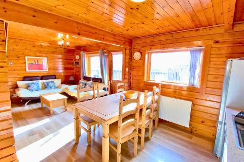 Liverton Apartment | Peaceful Cowslip Lodge - Finlake Spa Resort in Devon