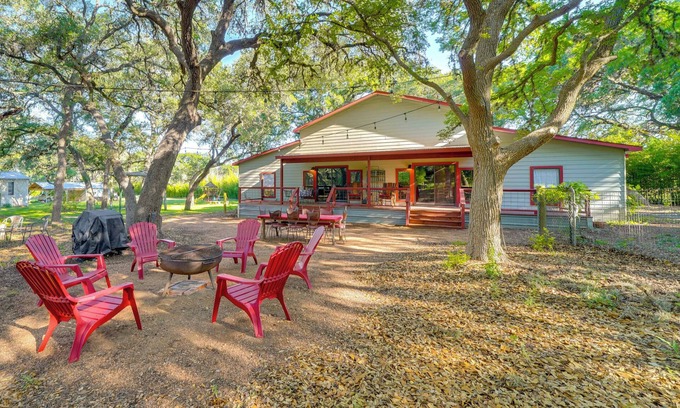 San Antonio Cabin | Peaceful Helotes Cabin: Fire Pit, 9 Mi to Old Town