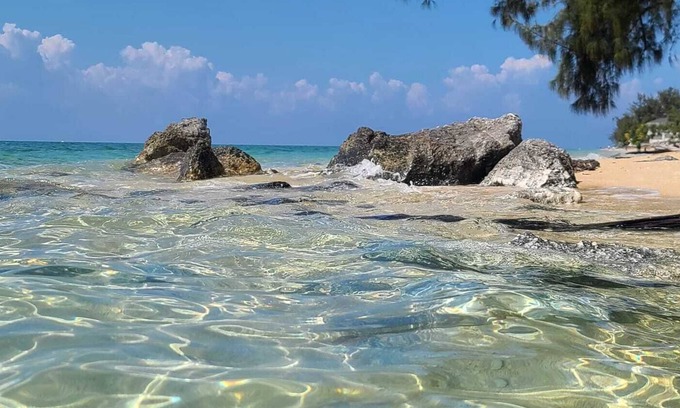 Coral Harbour House | Peaceful Hideaway -10 minutes away from airport, private beach, free Wi-Fi