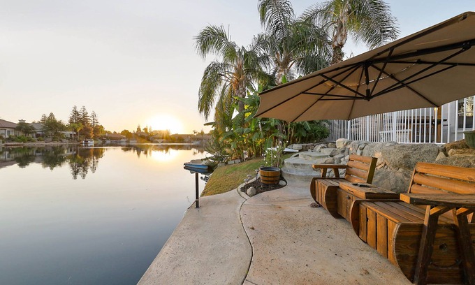Greenacres House | Peaceful Lakefront house -5 min away from Golf Course