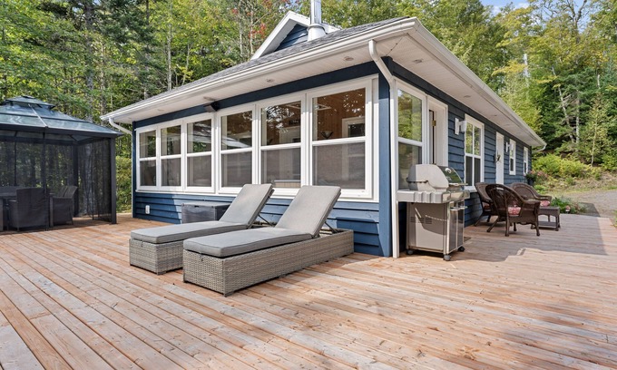 Onslow Cottage | Peaceful Lakeside Retreat w/Starlink