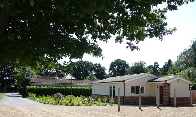 Foxhall House | Peaceful location. Private parking. Central to Ipswich, Woodbridge & Felixstowe