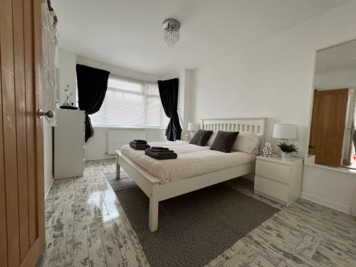 Southampton Apartment | Peaceful location with FREE parking for 2 cars - hosts up to 4- business or leisure stays, inc hot-tub-Netflix-complimentary breakfast