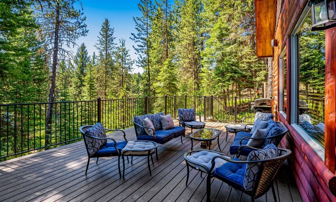 McCall Cabin | Peaceful Log Cabin - Firepit & Deck with Forest Views