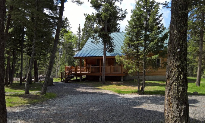 Island Park Cabin | Peaceful Log Cabin With All The Amenities. Not Far From Yellowstone Park.
