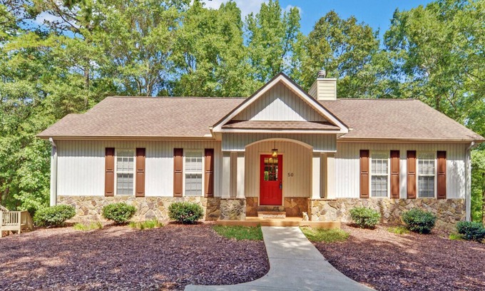 Hartwell House | Peaceful Paradise on Lake Hartwell - Sleeps 8