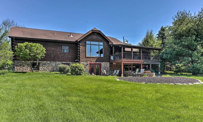 Lake Ariel Cabin | Peaceful Poconos Cabin < 1 Mi to Lake Henry!