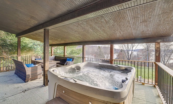 Lake Ariel Cabin | Peaceful Poconos Cabin < 1 Mi to Lake Henry!